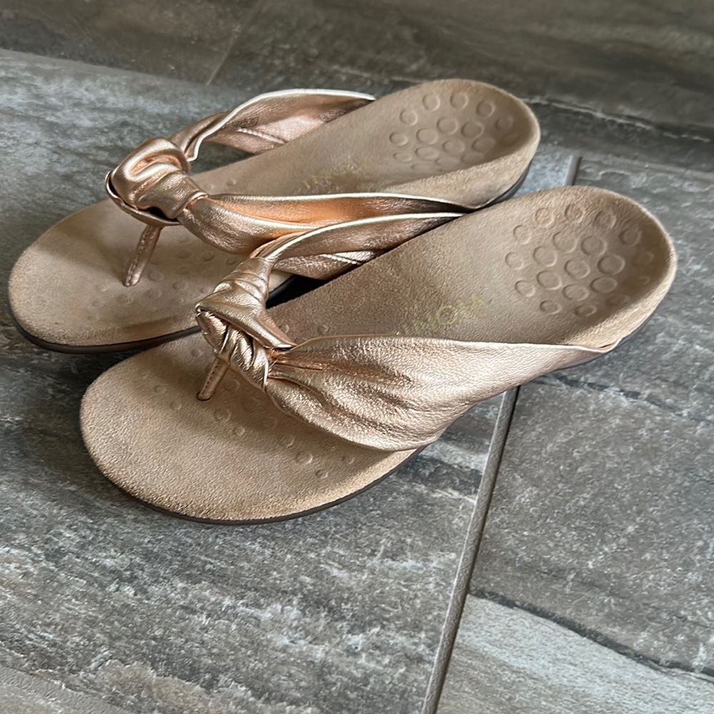 Vionic metallic leather sandal